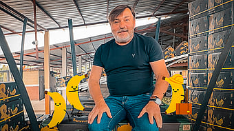 Zu sehen ist Marke, ein technischer Experte bei Mondi Containerboard, umgeben von Mondi Bananenboxen