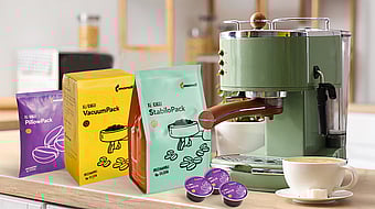 Bild von vier verschiedenen Verpackungslösungen für die Aufbewahrung von Kaffee, die neben einer Kaffeemaschine stehen.